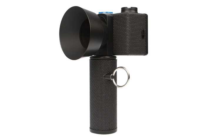 Mechaniczny aparat analogowy Lomography Spinner 360 z widoczną szczeliną migawki