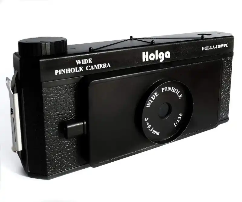 Szeroki korpus aparatu Holga 120 WPC z widocznym logo producenta oraz dwoma licznikami i pokrętłami filmu