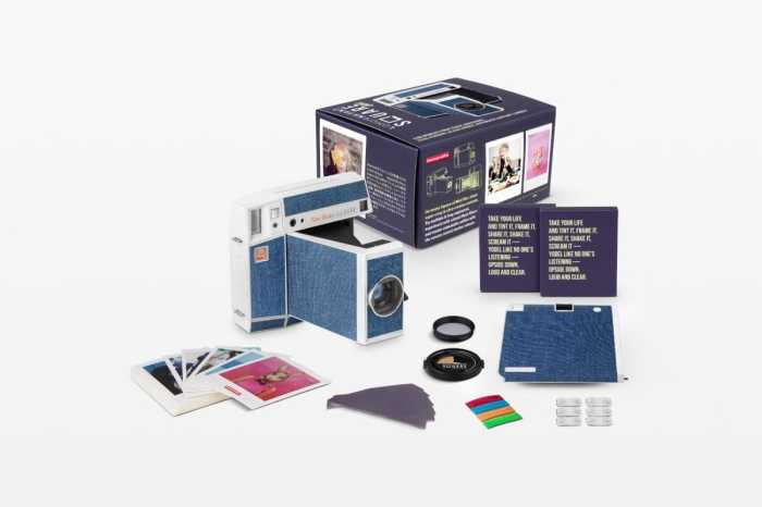 Zawartość zestawu Lomo Instant Square Glass Blues Edition aparat i akcesoria