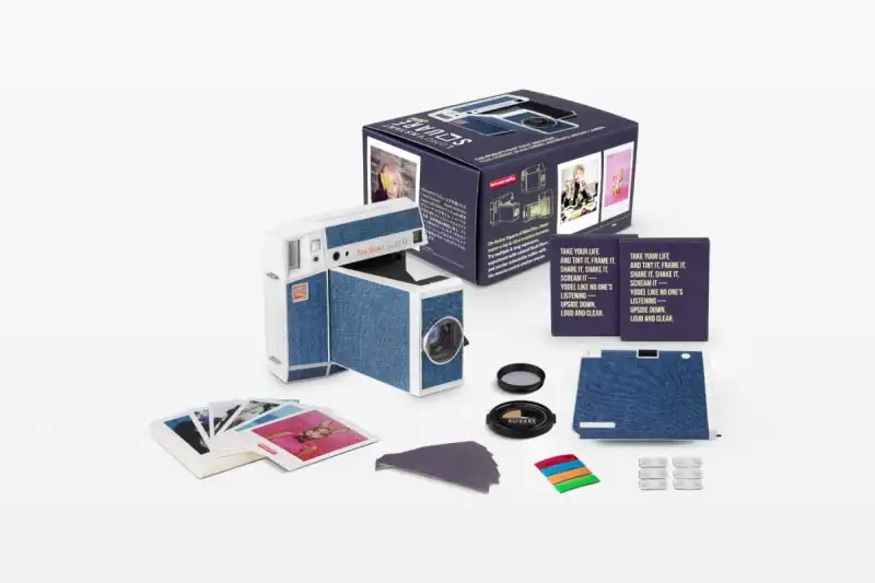 Zawartość zestawu Lomo Instant Square Glass Blues Edition aparat i akcesoria