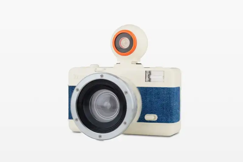 Ultraszerokokątny aparat na kliszę Lomography Fisheye No. 2 Rodeo Denim widok z boku