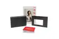 Zawartość zestawu Lomography LomoGraflok 4x5 Instant Back – kasetka natychmiastowa i maska kalibracyjna na białym tle