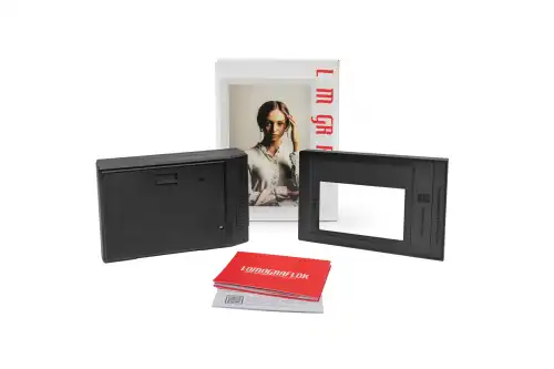 Zawartość zestawu Lomography LomoGraflok 4x5 Instant Back – kasetka natychmiastowa i maska kalibracyjna na białym tle