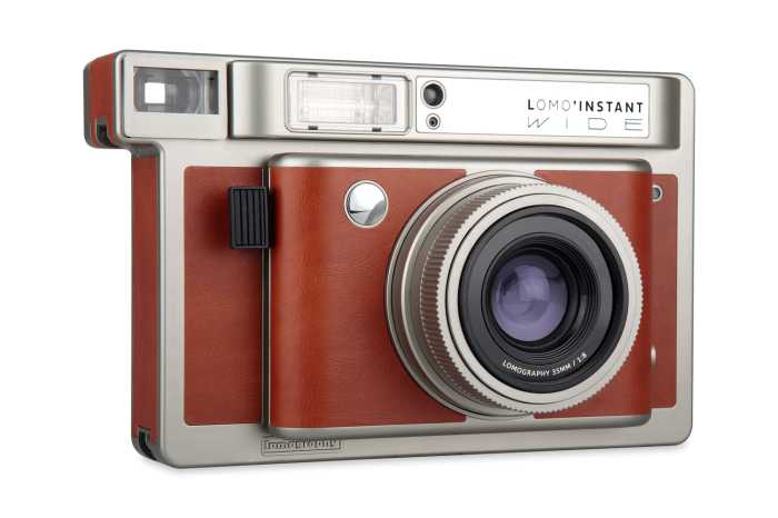 Brązowy aparat analogowy Lomo'Instant Wide Central Park widok z profilu.