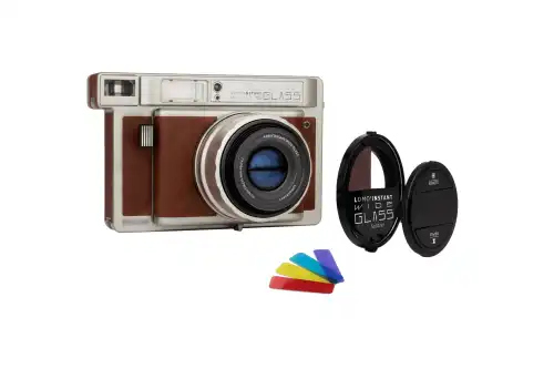 Aparat natychmiastowy Lomography Lomo Instant Wide Glass z akcesoriami na białym tle