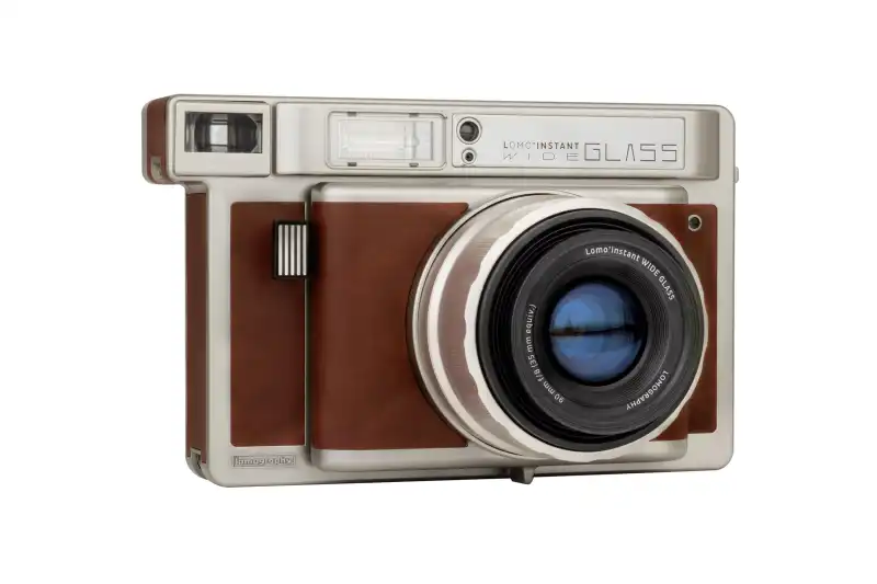 Aparat Lomo Instant Wide Glass ze szklanym obiektywem ujęcie z prawej strony