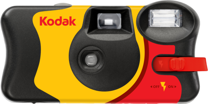 Kompaktowy aparat jednorazowy Kodak FunSaver 800 z bliska. Widoczna obudowa z tworzywa sztucznego, obiektyw, wizjer oraz przycisk włączania wbudowanej lampy błyskowej flash.