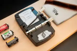 Obcinarka fotograficzna OPTIK OLDSCHOOL Filmkiller na stanowisku pracy