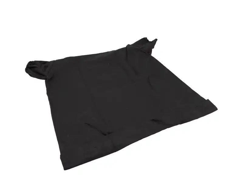 Rękaw ciemniowy Changing Bag 55x60 cm pokazujący wnętrze torby z umieszczonym w środku aparatem średnioformatowym oraz koreksem do wywoływania filmów na jasnym tle.