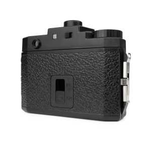 IGórny panel aparatu średnioformatowego Holga 120 GCFN z widocznym pokrętłem wyboru koloru lampy błyskowej