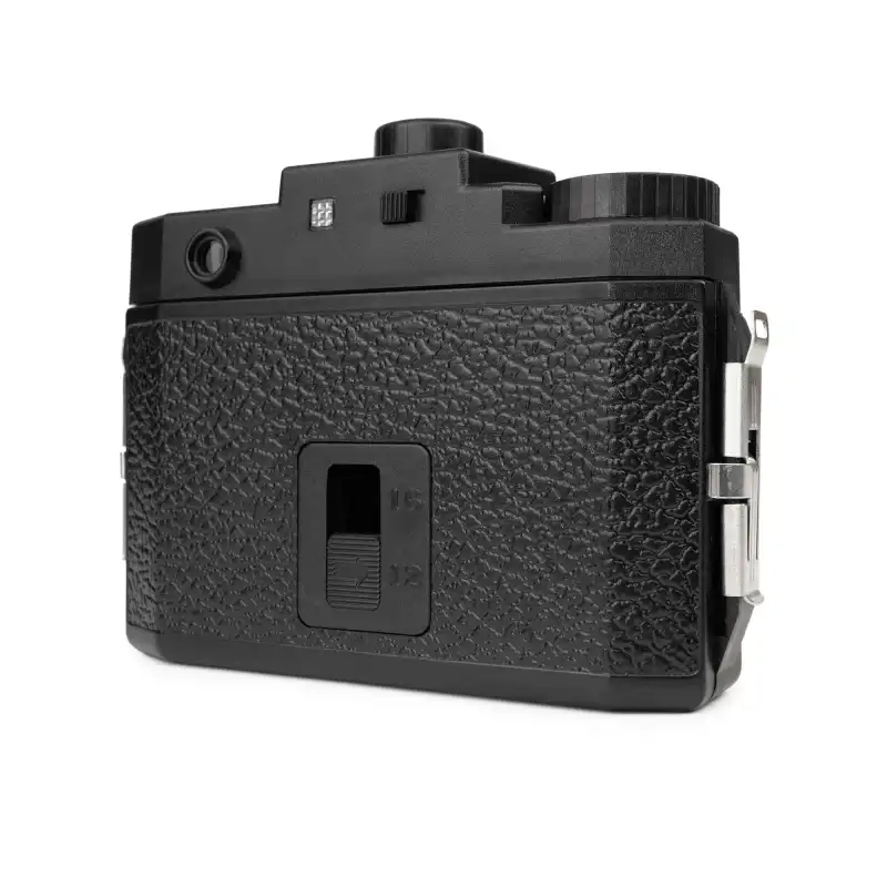 IGórny panel aparatu średnioformatowego Holga 120 GCFN z widocznym pokrętłem wyboru koloru lampy błyskowej