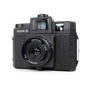 Aparat analogowy Holga 120 GCFN ujęcie z boku pod kątem prezentujące profil czarnej obudowy