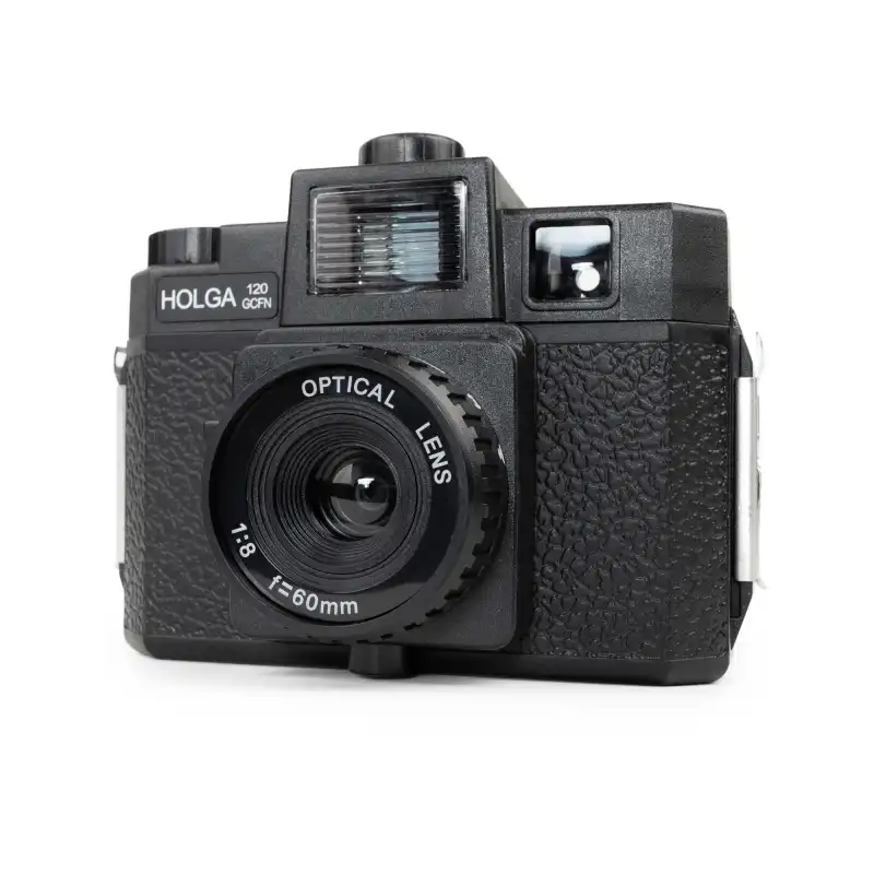 Aparat analogowy Holga 120 GCFN ujęcie z boku pod kątem prezentujące profil czarnej obudowy