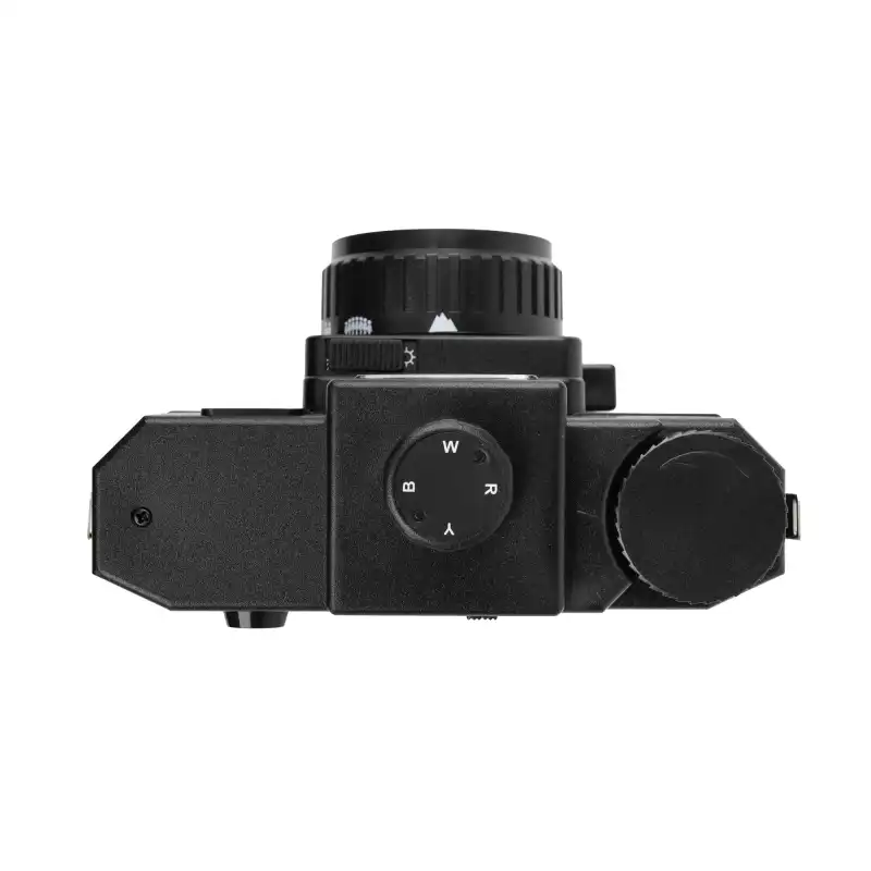 Aparat średnioformatowy Holga 120 GCFN widok z góry na pokrętło lampy błyskowej i spust migawki